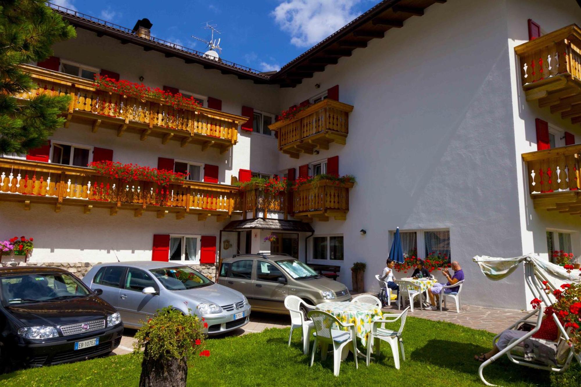 Garni Tyrolia Campitello di Fassa Exterior foto